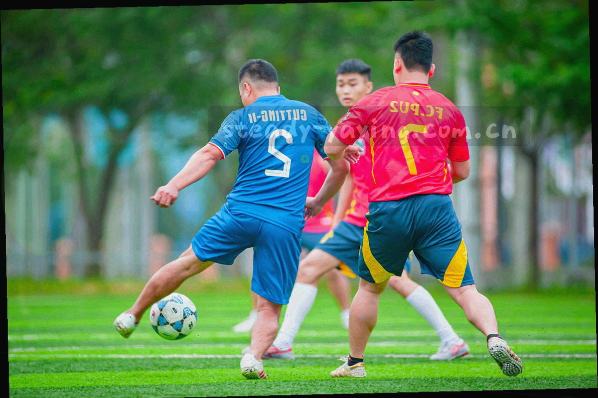 旧木桌俯拍，信纸、钢笔与一只信封，光线柔和，构图留白